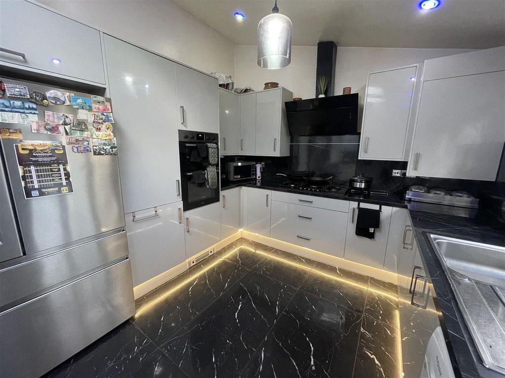 Property photo 2 of 20 Kitchen