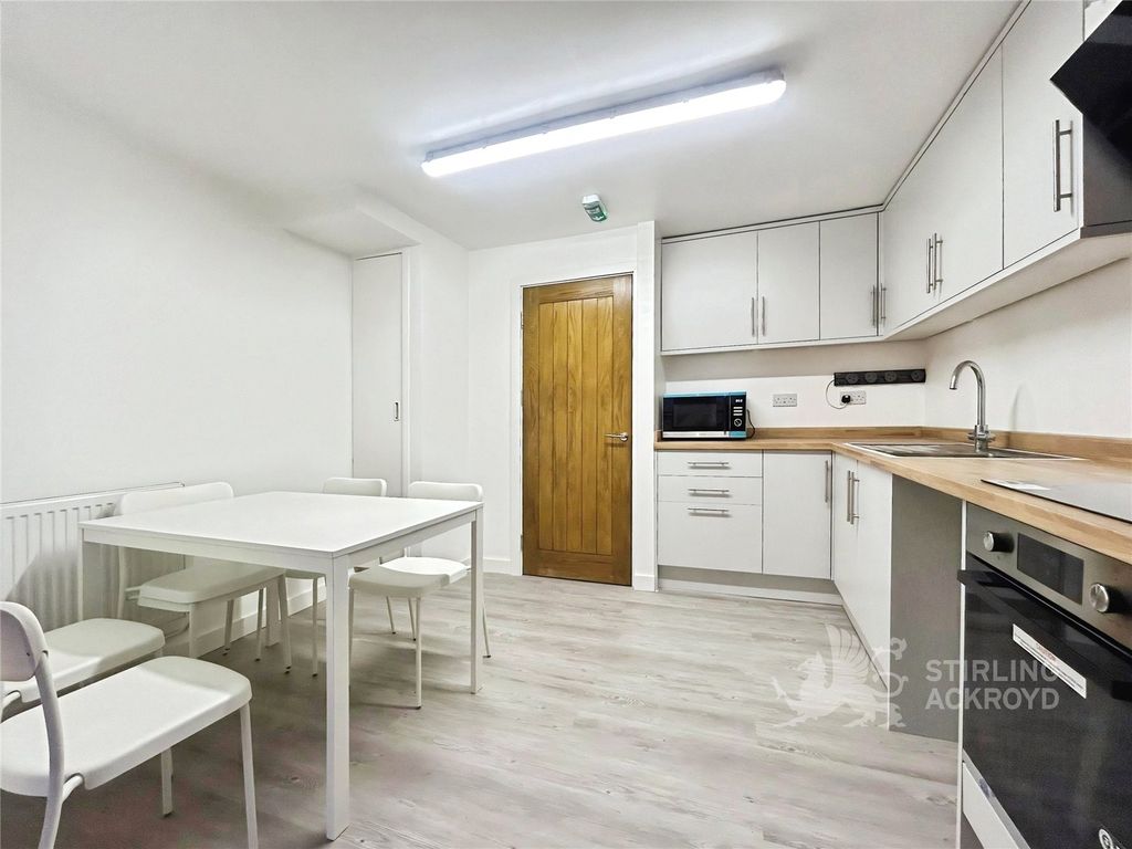 Property photo 3 of 7 Kitchen