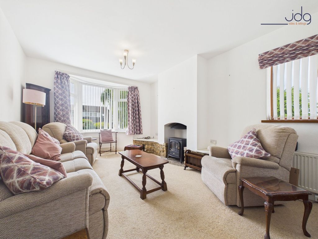 Property photo 2 of 18 Spacious Lounge