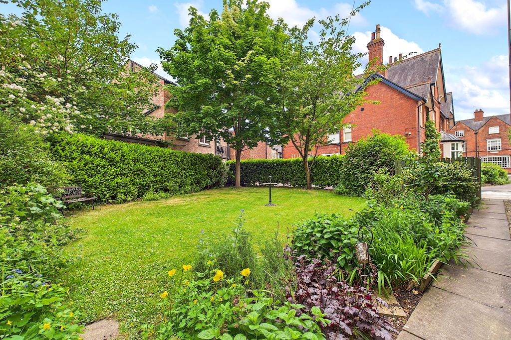 Property photo 3 of 18 Communal Garden