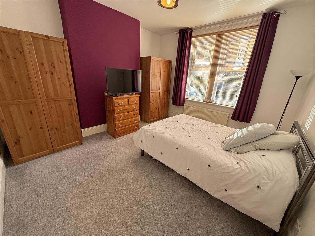 Property photo 3 of 10 Bedroom 1.Jpg
