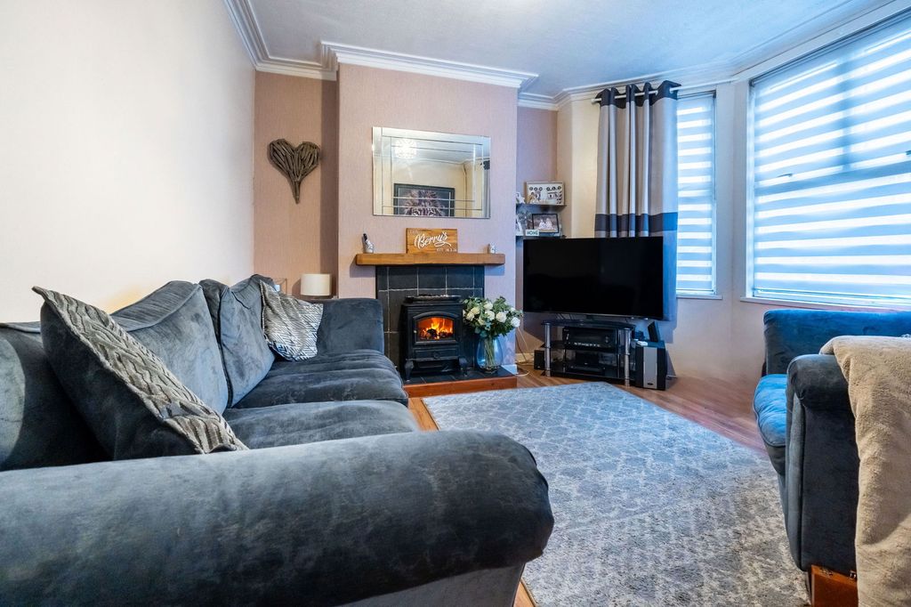 Property photo 2 of 31