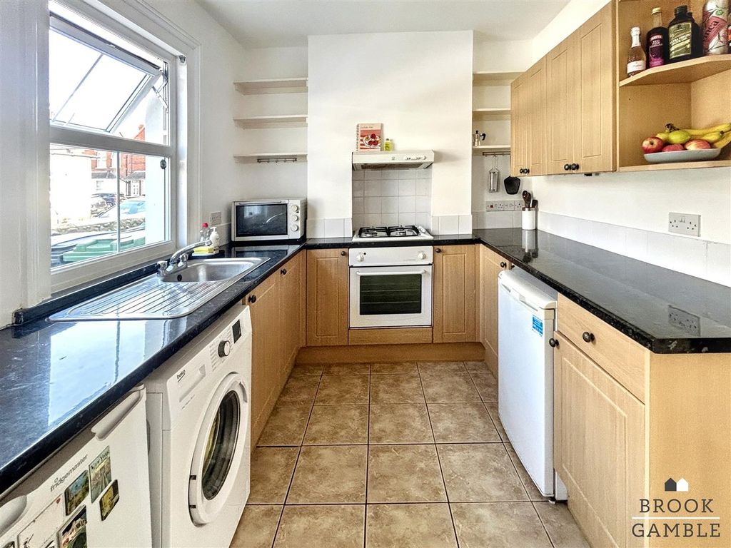 Property photo 3 of 18 01323 438506