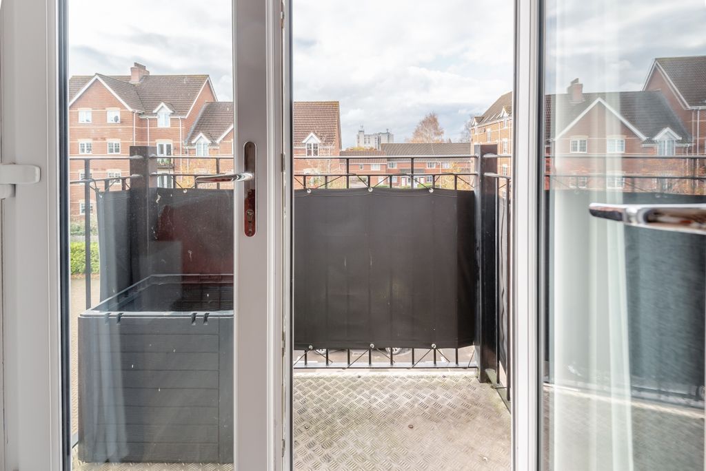 Property photo 3 of 9 8670647-Interior04