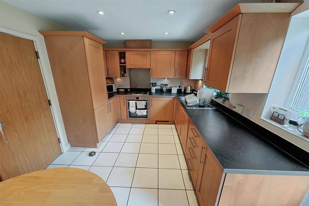 Property photo 3 of 11 Kitchen