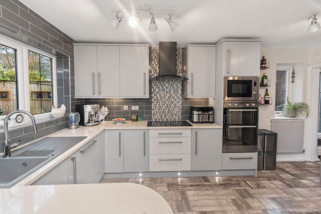 Property photo 3 of 43