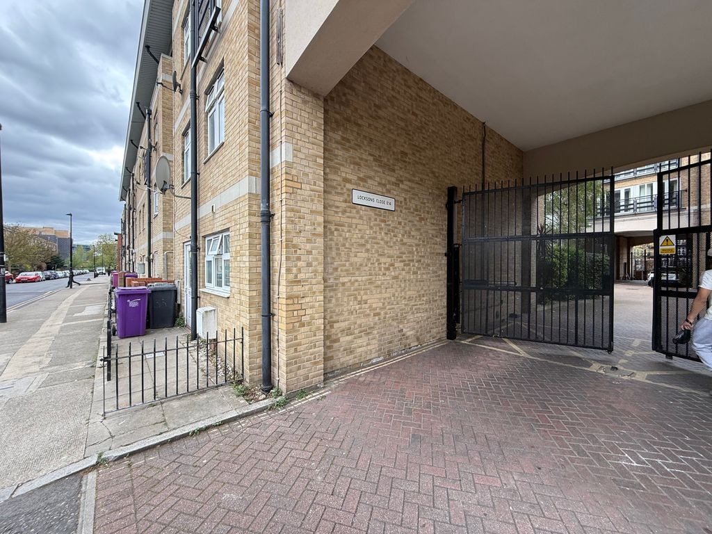 Property photo 2 of 13 Gates