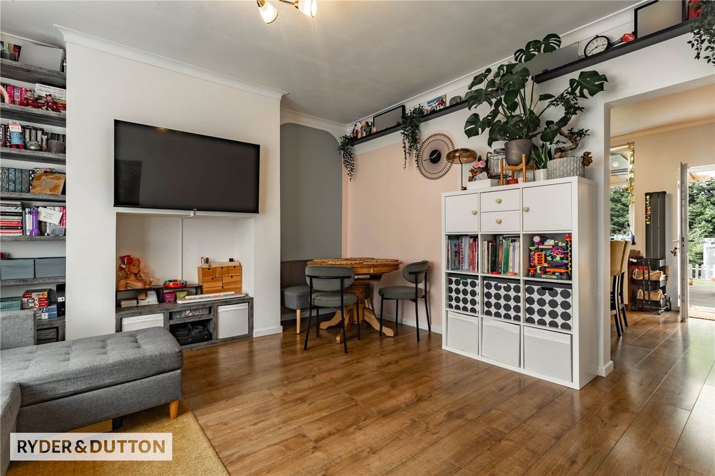 Property photo 3 of 18 Lounge