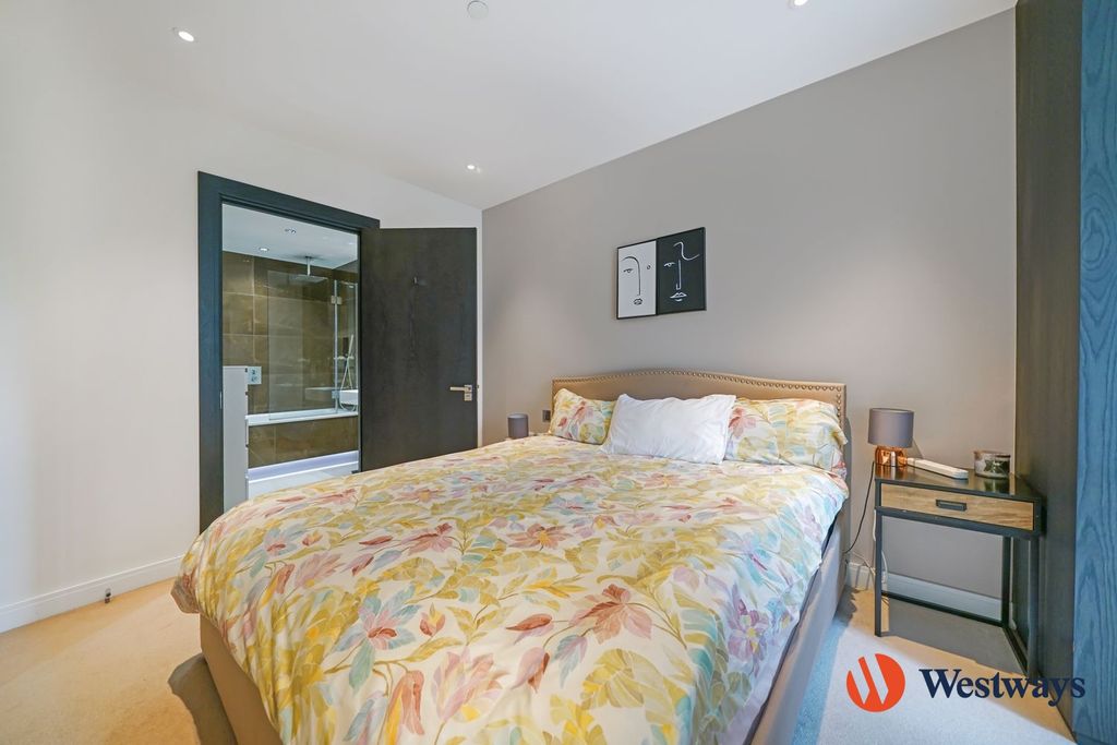 Property photo 3 of 10 Main Bedroom With En-Suite Bathroom