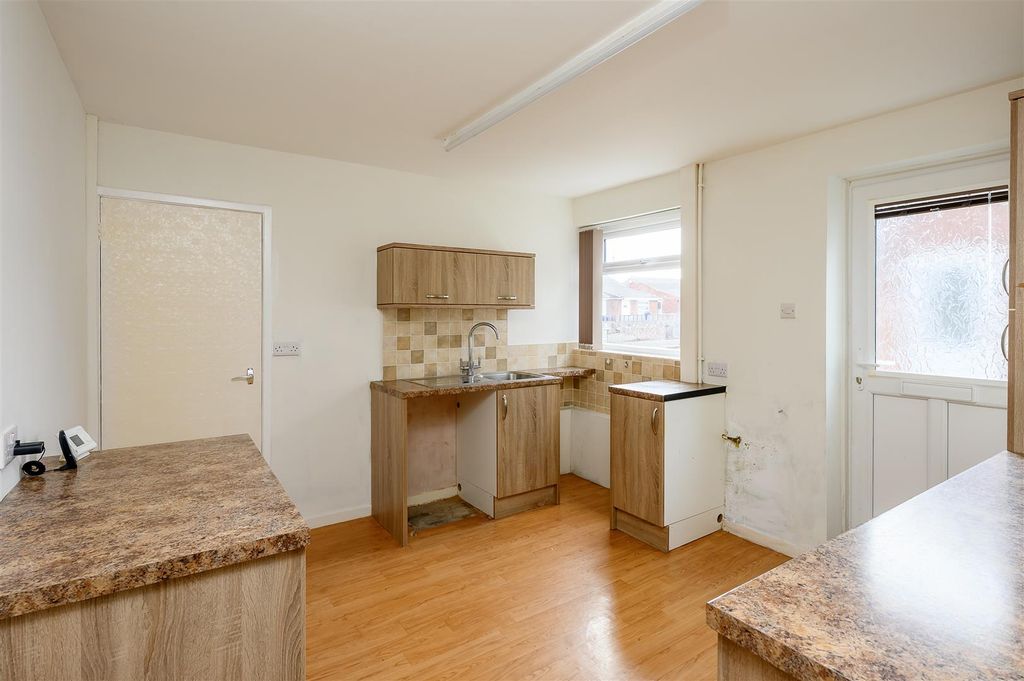 Property photo 3 of 11 Kitchen