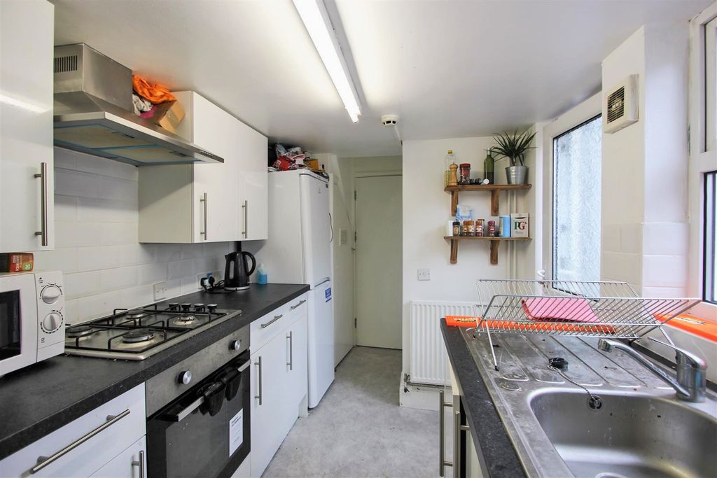 Property photo 3 of 9 6Ss Kitchen