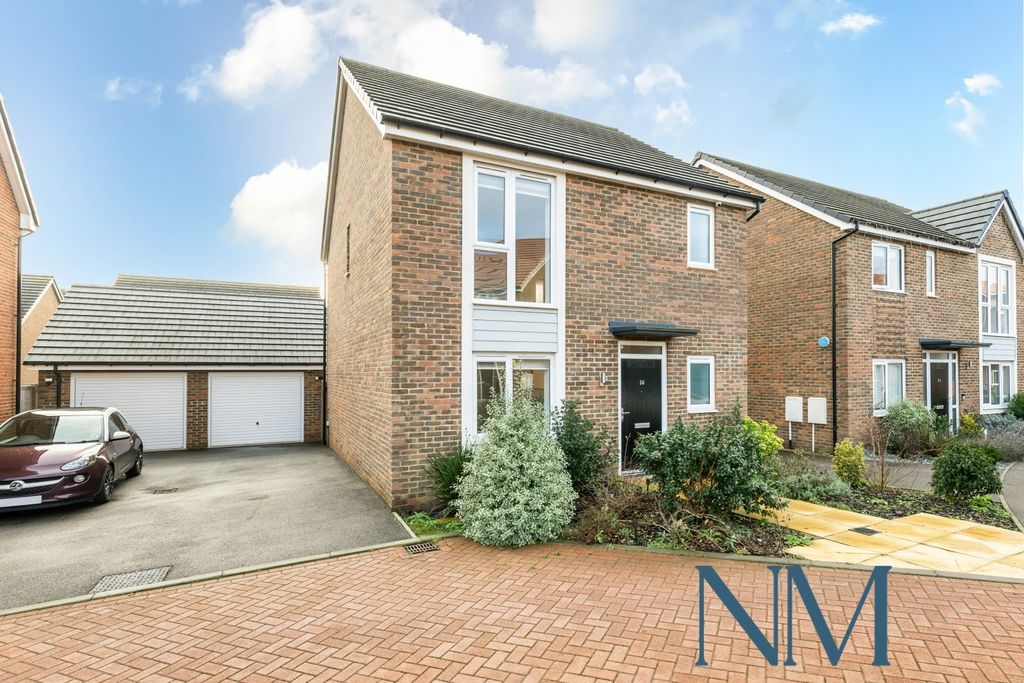 Property photo 1 of 12 Modern Three Bedroom Detached Family Home In The Heart Of Copthorne