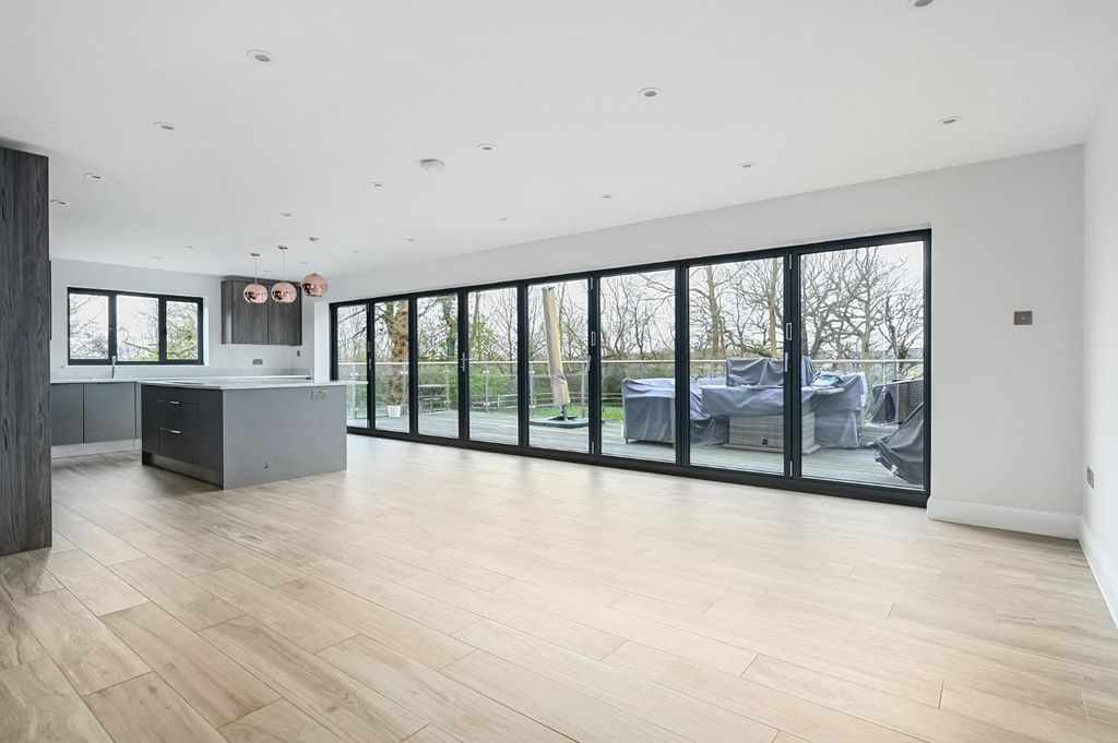 Property photo 2 of 52 4 Appletree Close Rh15 (2).Jpg