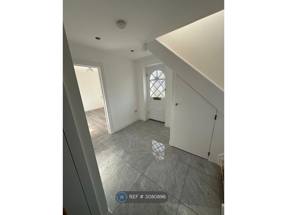 Property photo 2 of 10 Front Landing Space
