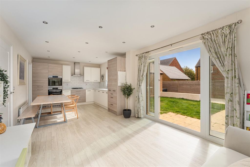 Property photo 3 of 21 1 Anstee Close, Banbury-8.Jpg