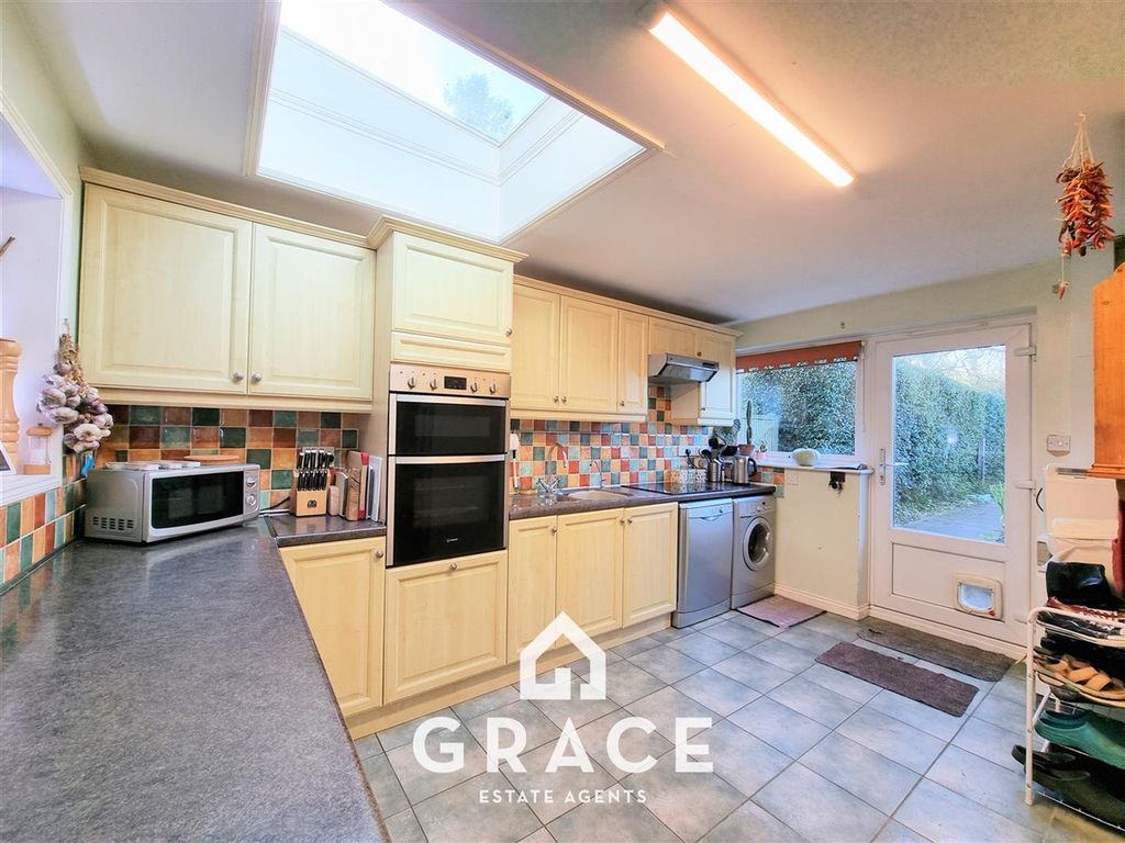 Property photo 3 of 18 Kitchen