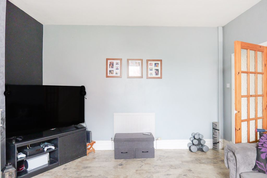 Property photo 3 of 14 Lounge