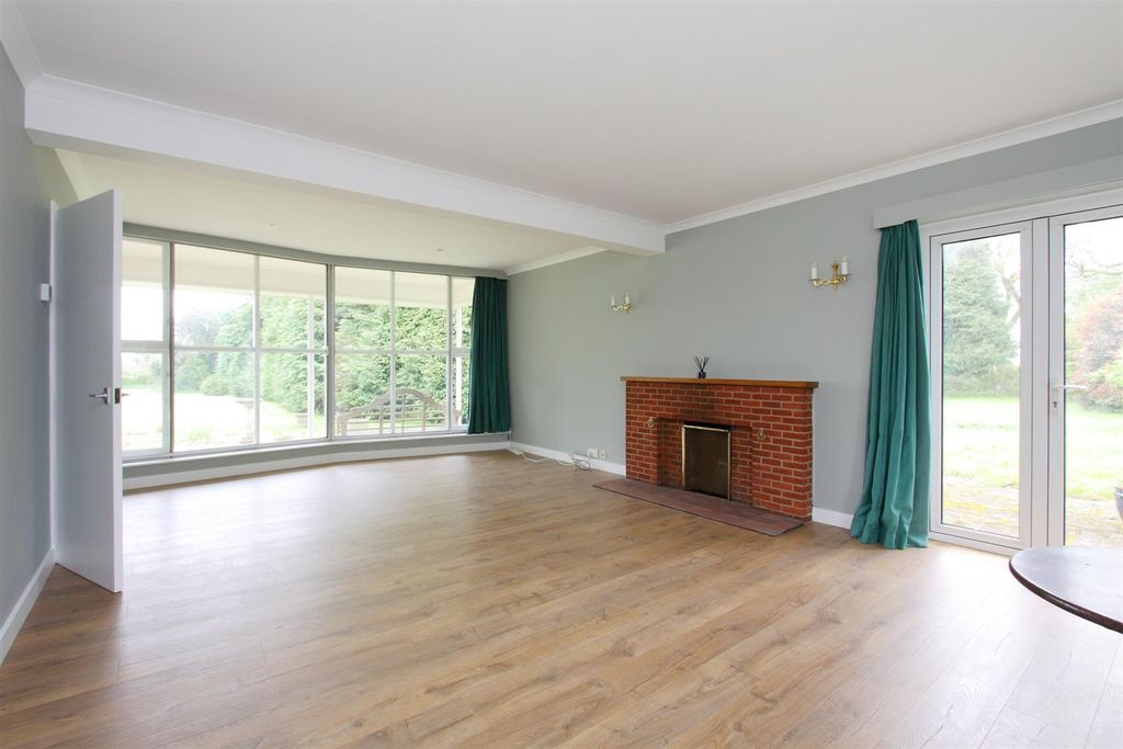 Property photo 3 of 14 Sitting Room