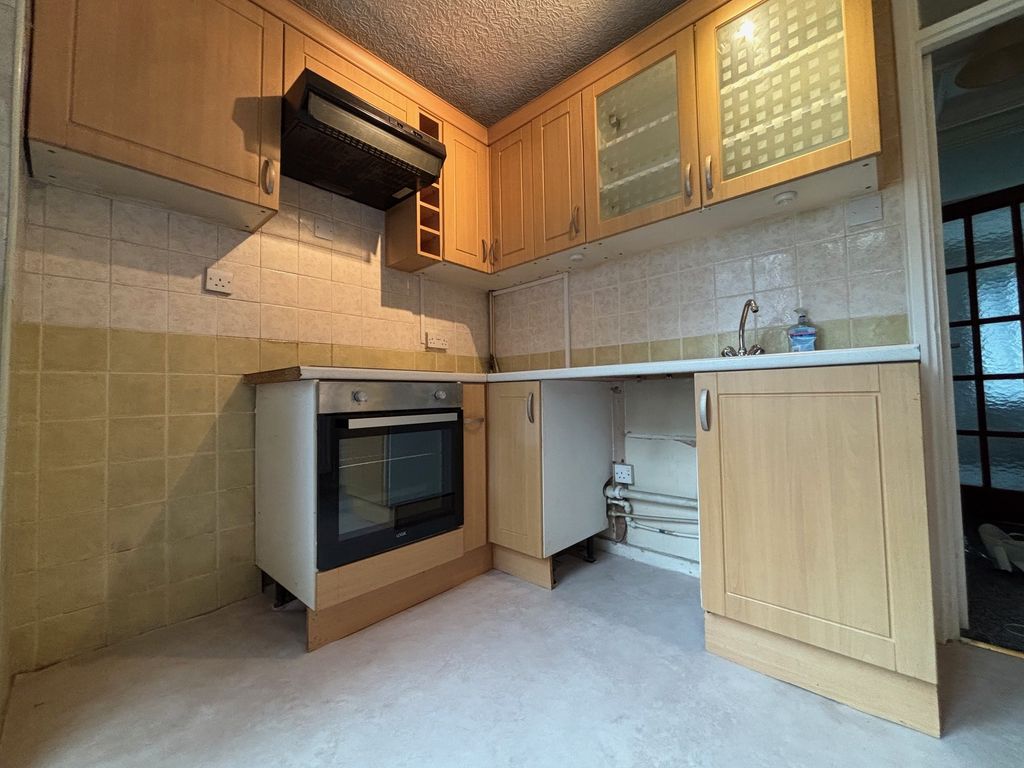 Property photo 3 of 6 Kitchen