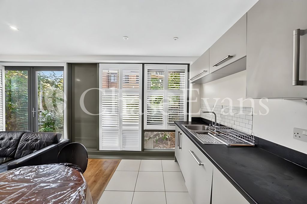 Property photo 3 of 12 Kitchen