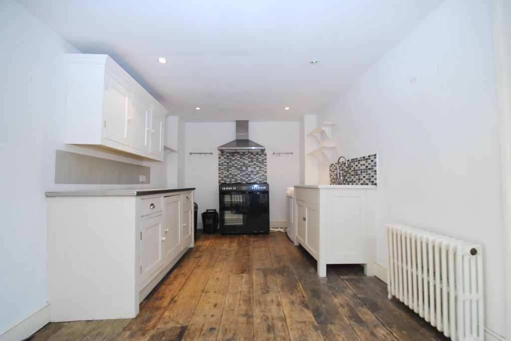 Property photo 2 of 9 Kitchen