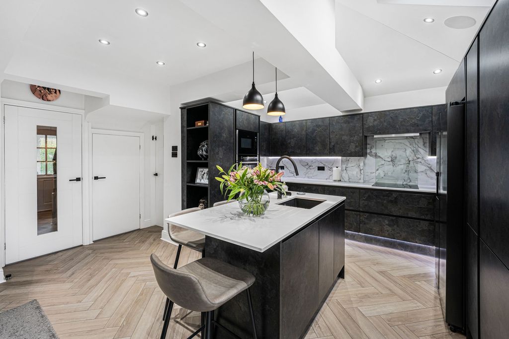 Property photo 3 of 27