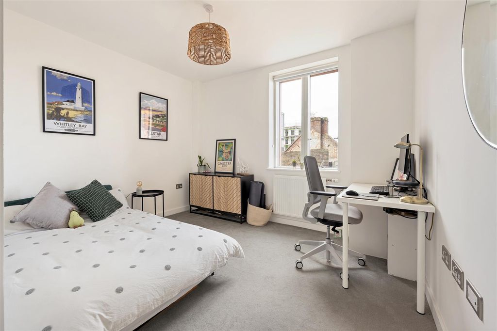 Property photo 3 of 31 Brunner Road, E17