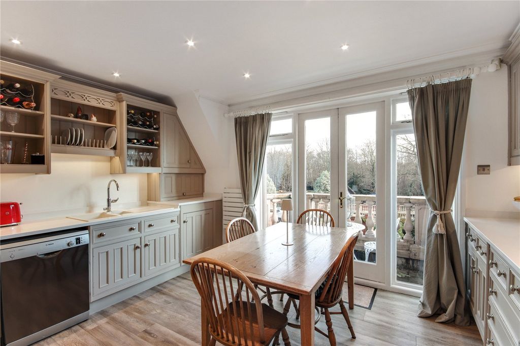 Property photo 3 of 18 Kitchen/Breakfast Rm