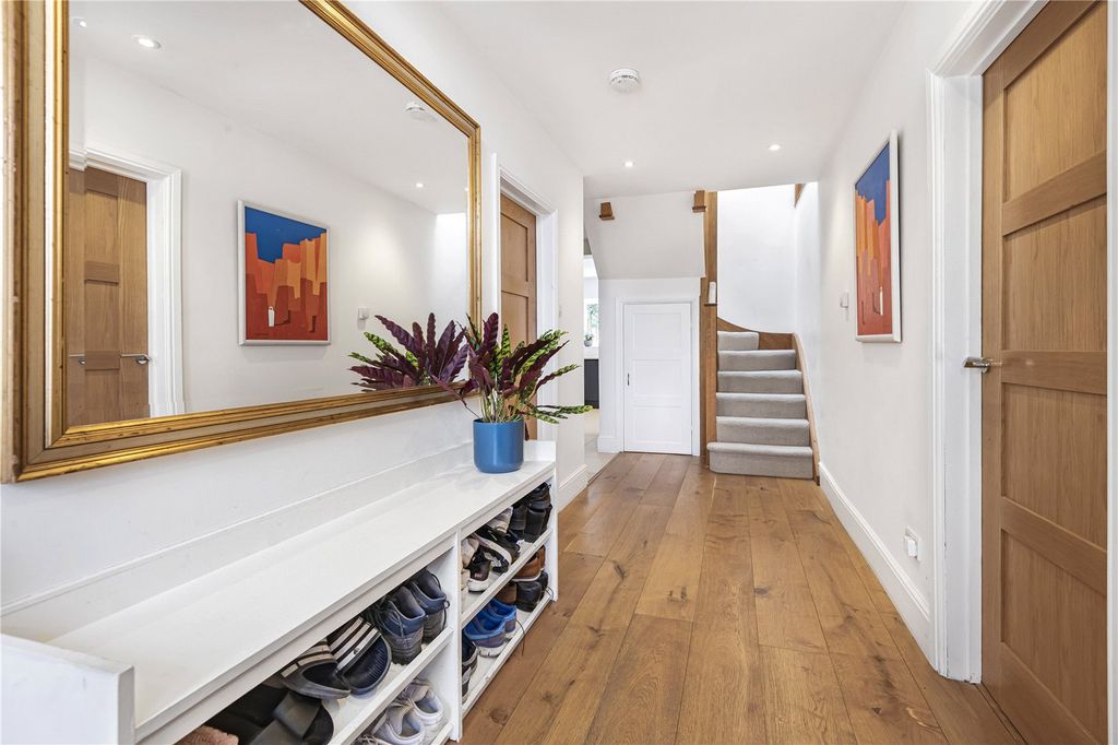 Property photo 2 of 25 Entrance Hall