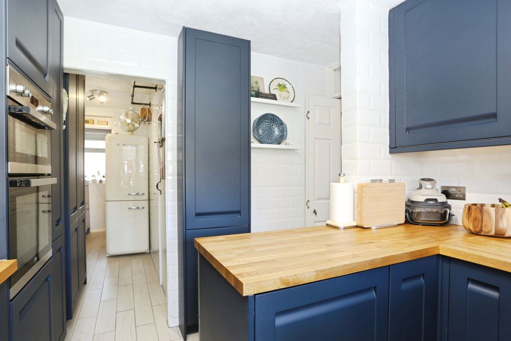 Property photo 3 of 20 Kitchen