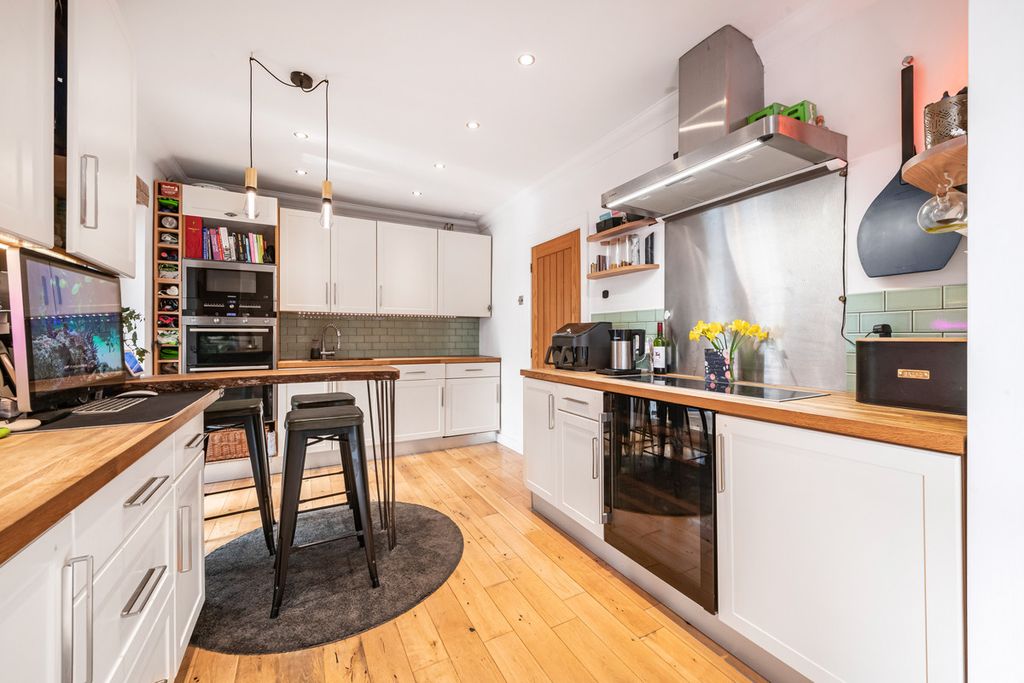 Property photo 3 of 27