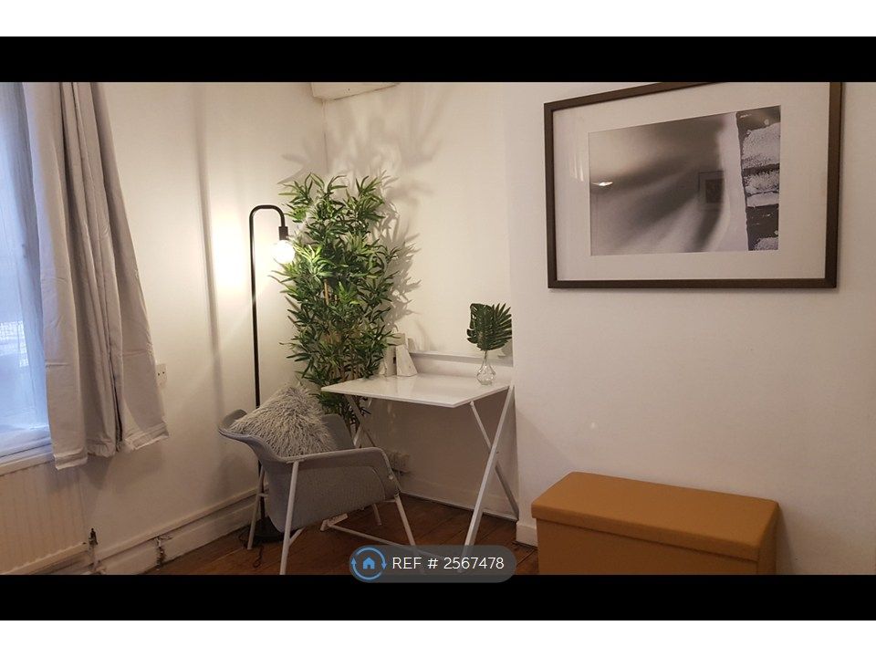 Property photo 1 of 19 Living Room