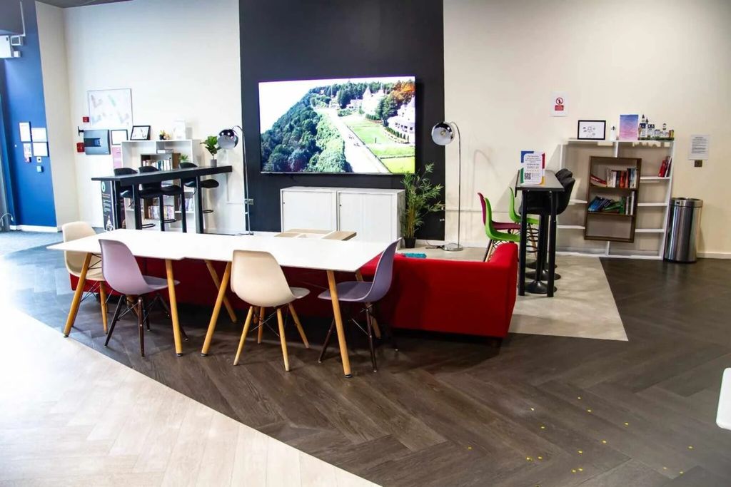 Property photo 3 of 10 Building