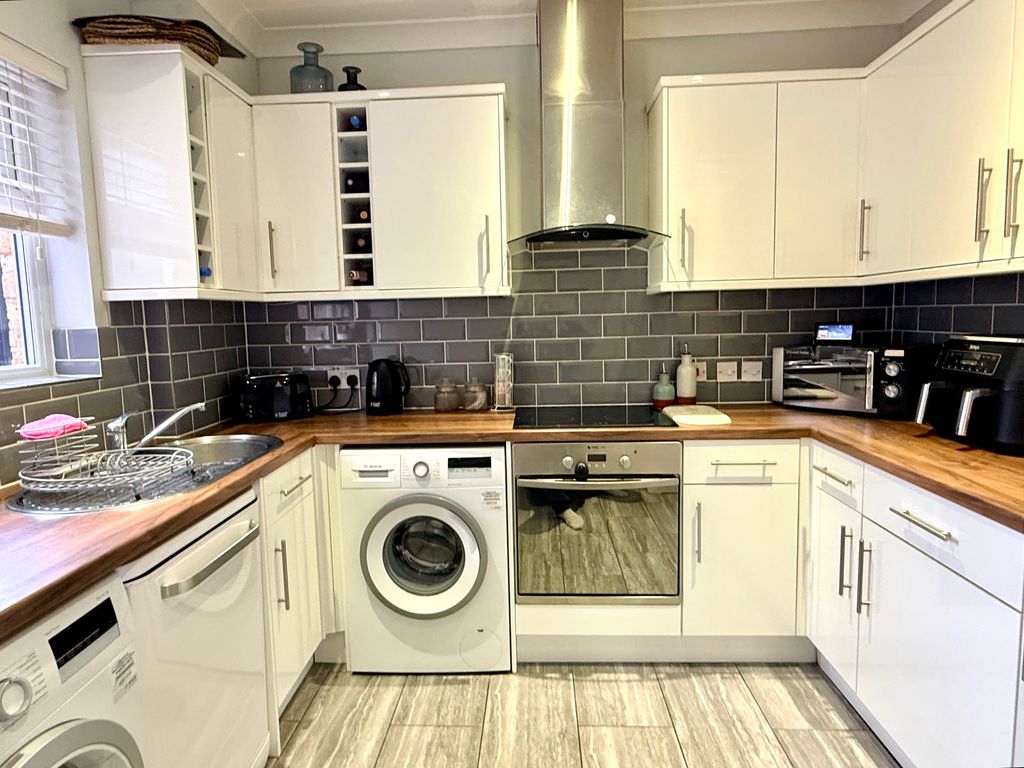 Property photo 3 of 20 Kitchen