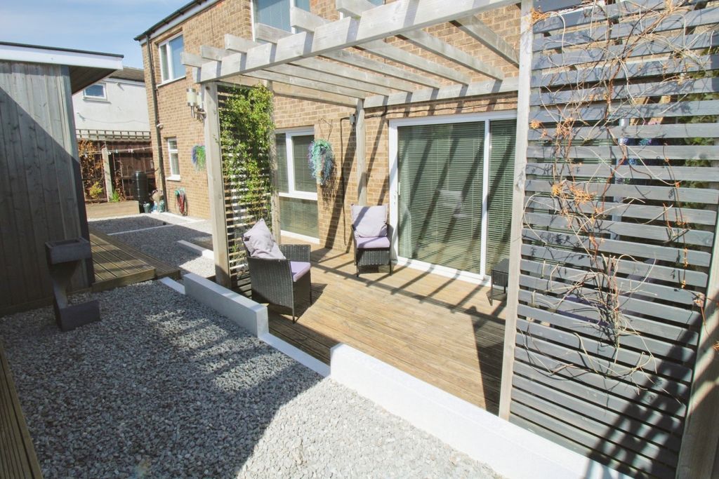 Property photo 1 of 24 Gardens