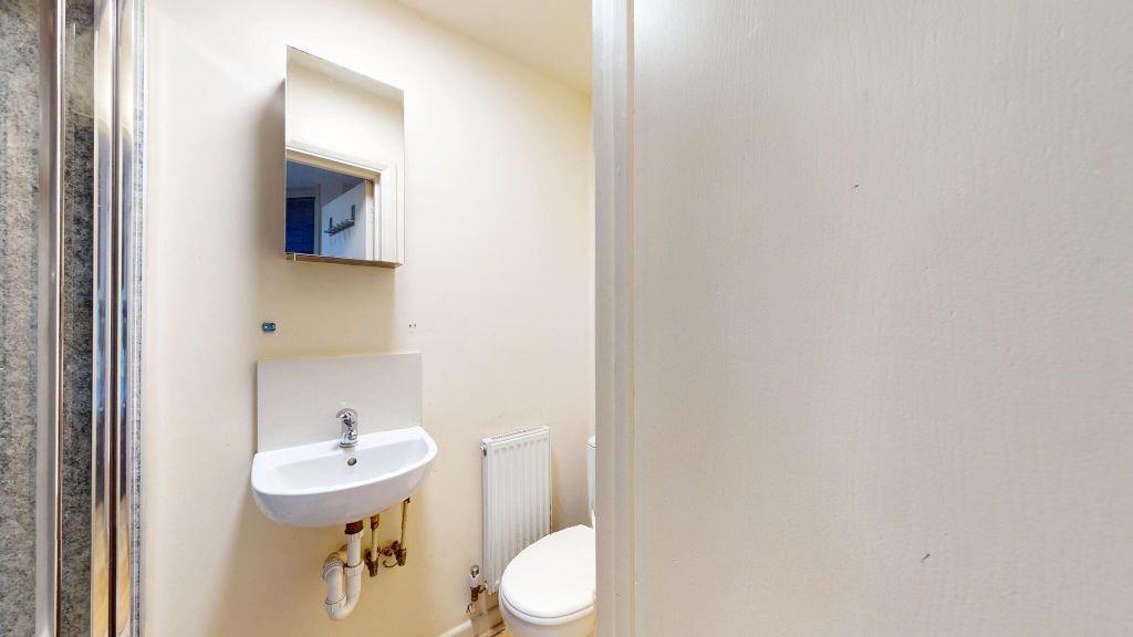Property photo 3 of 10 Bathroom