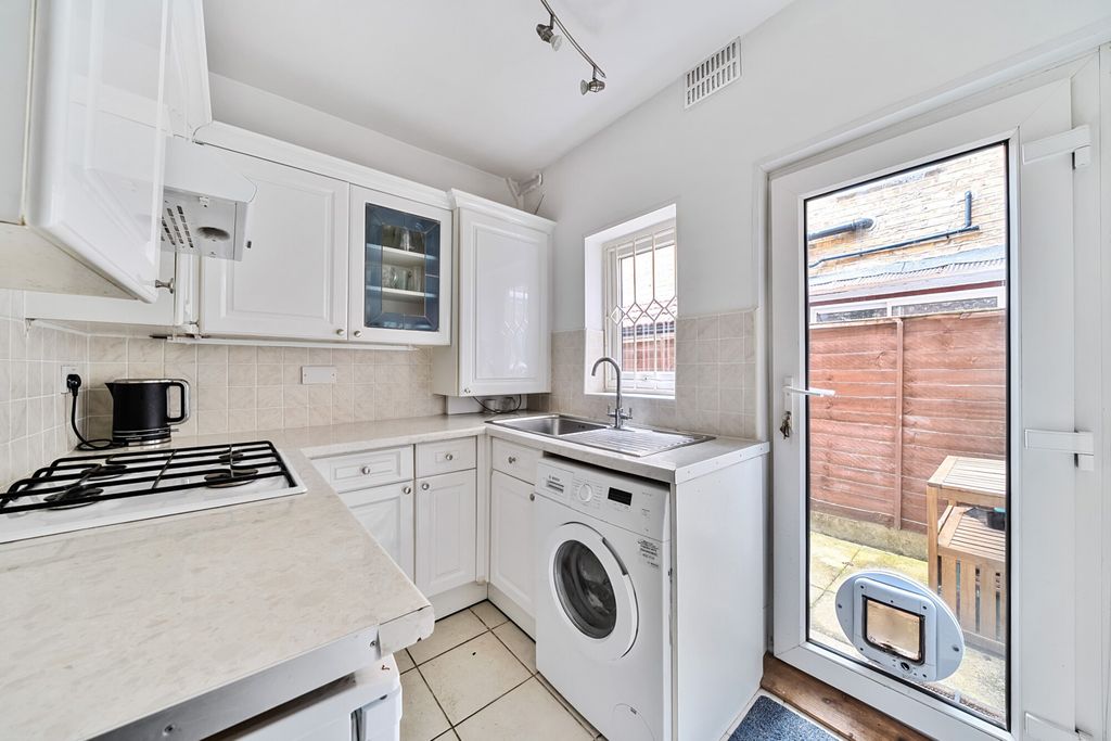 Property photo 3 of 11 Kitchen