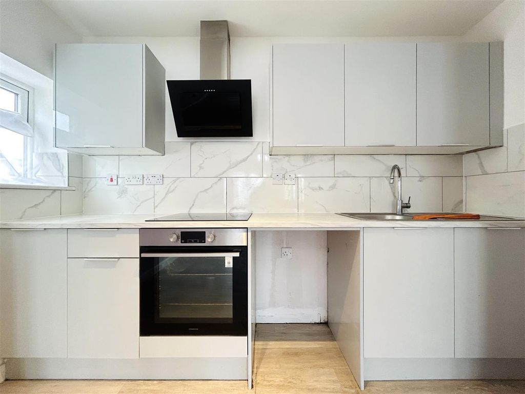 Property photo 2 of 8 Lounge Kitchenette