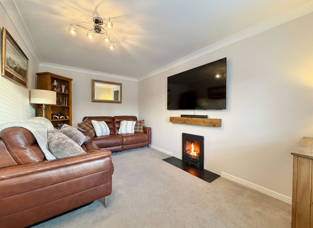 Property photo 3 of 13 Lounge