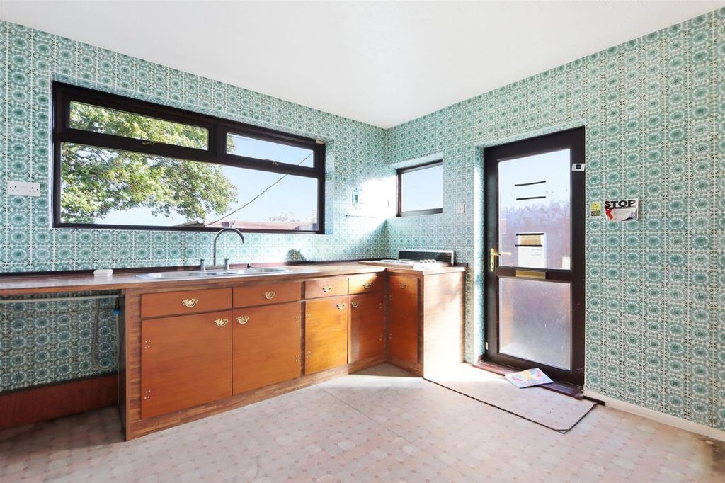 Property photo 3 of 12 Kitchen