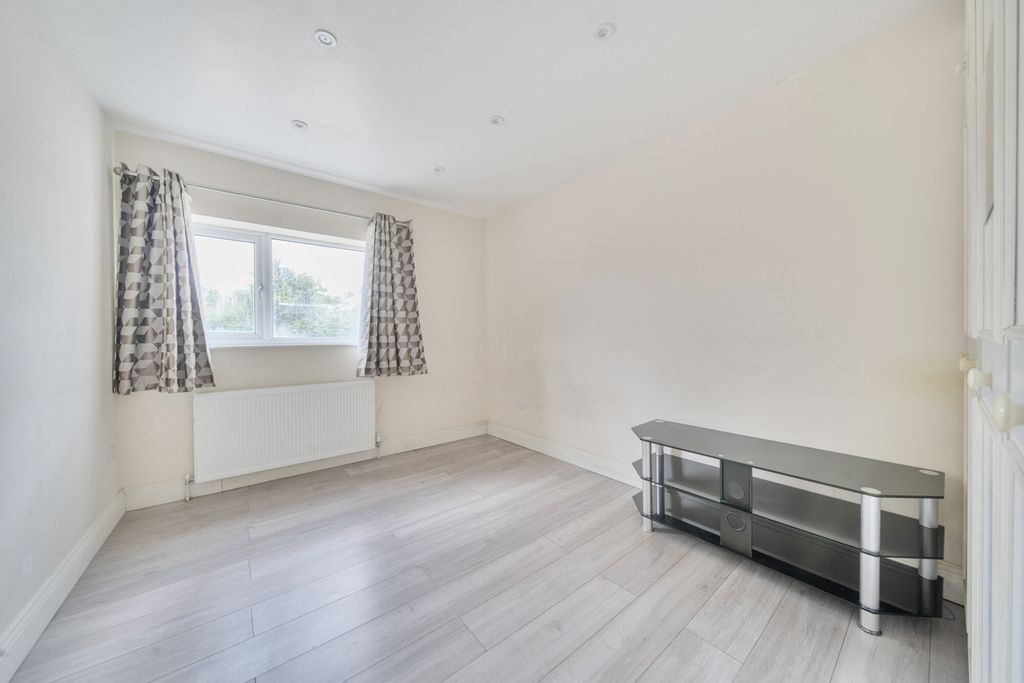 Property photo 2 of 20 1303451-16-68388c...