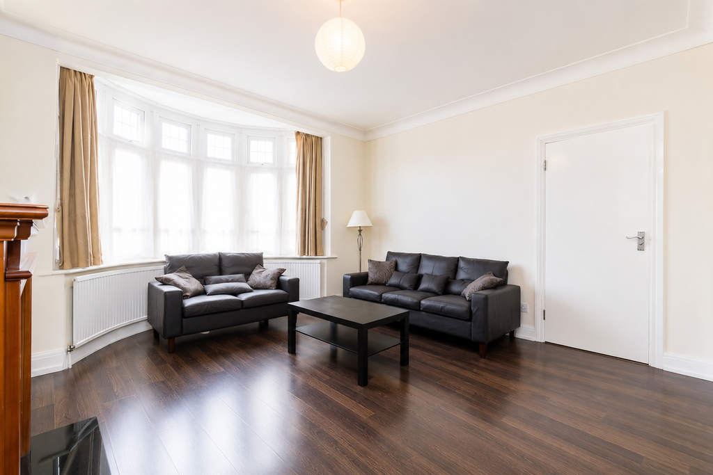 Property photo 2 of 19 F39F0298-E596-44d4-845F-d2Bf965d358d