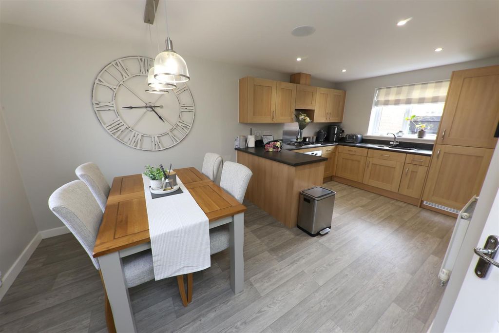 Property photo 3 of 20 Dining Kitchen