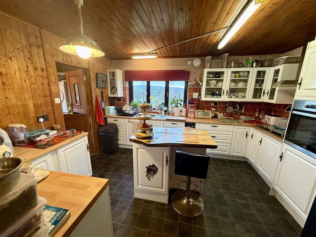 Property photo 2 of 25 Kitchen