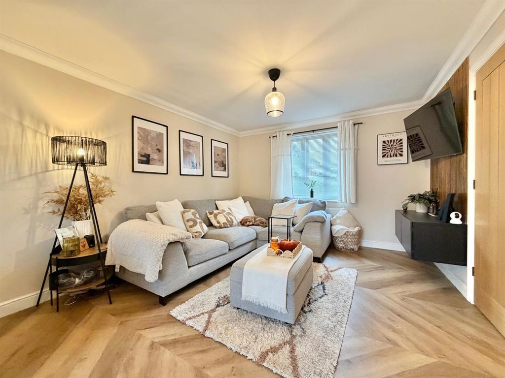 Property photo 2 of 16 Lounge