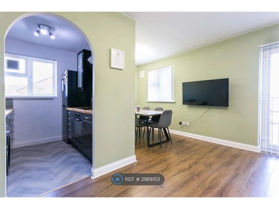 Property photo 1 of 10 Living Room