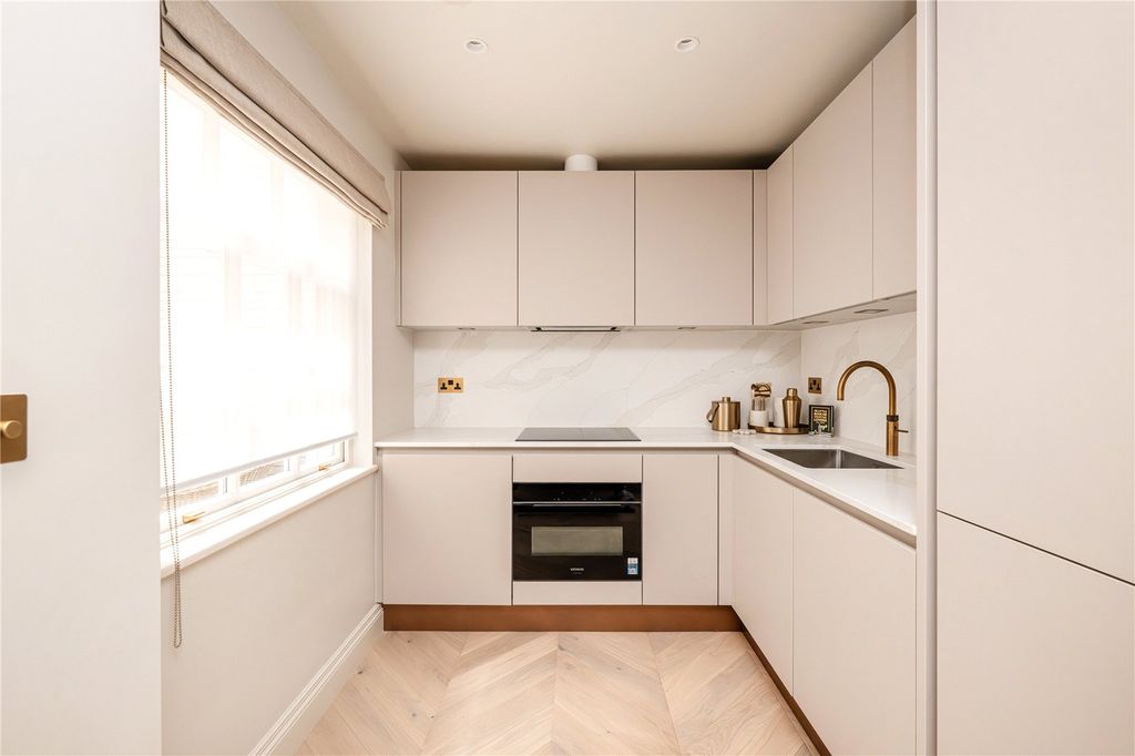 Property photo 3 of 10 Kitchen