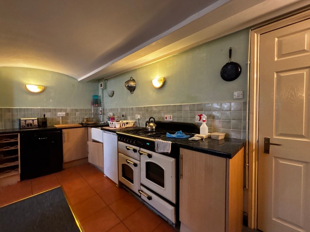 Property photo 2 of 8 Charming Kitchen With Large Range Cooker...