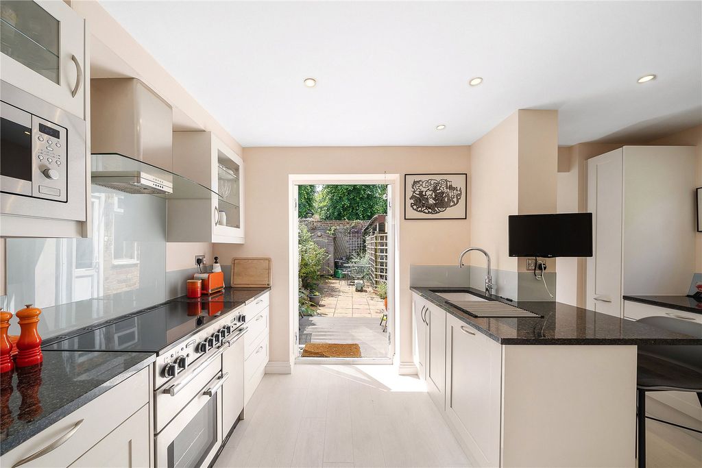 Property photo 3 of 10 Kitchen