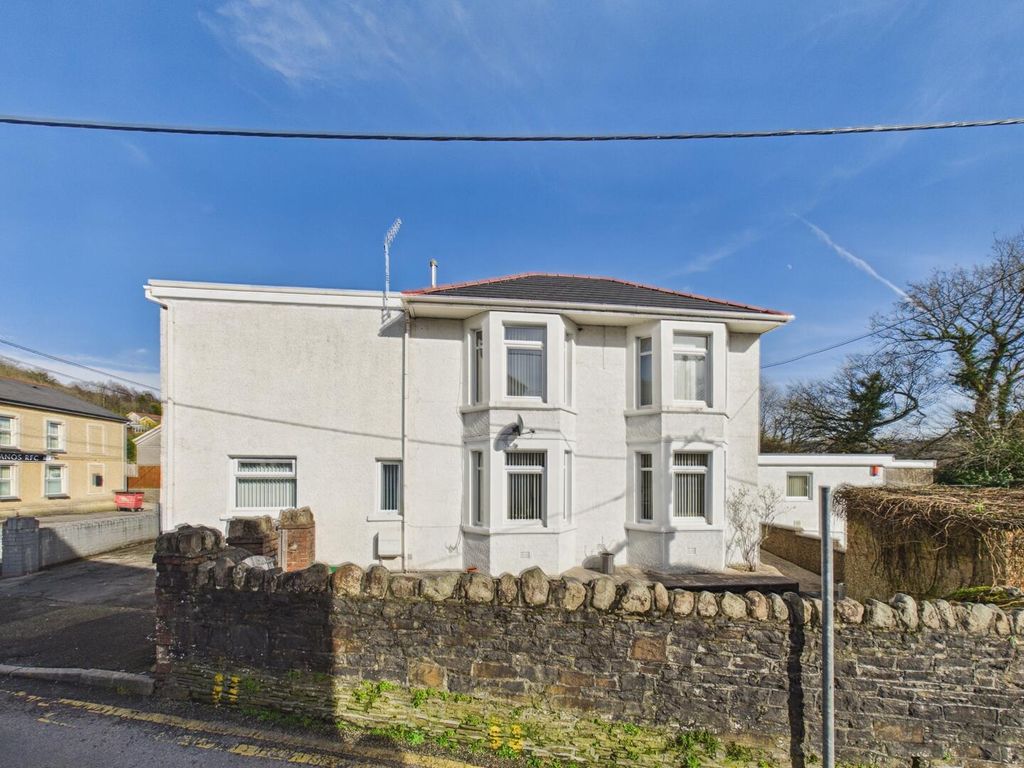 Property photo 2 of 20 Front (Exterior)